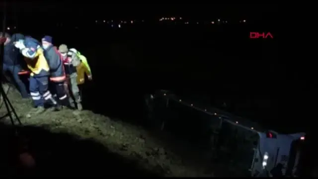 SİVAS Sivas'ta yolcu otobüsü devrildi: 18 yaralı SİVAS Sivas'ta yolcu otobüsü devrildi: 18 yaralı
