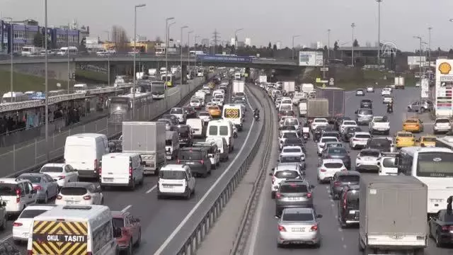 Sokağa çıkma kısıtlaması öncesinde trafik yoğunluğu (3) Sokağa çıkma kısıtlaması öncesinde trafik yoğunluğu (3)