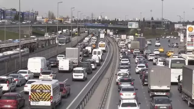 Sokağa çıkma kısıtlaması öncesinde trafik yoğunluğu (3) Sokağa çıkma kısıtlaması öncesinde trafik yoğunluğu (3)