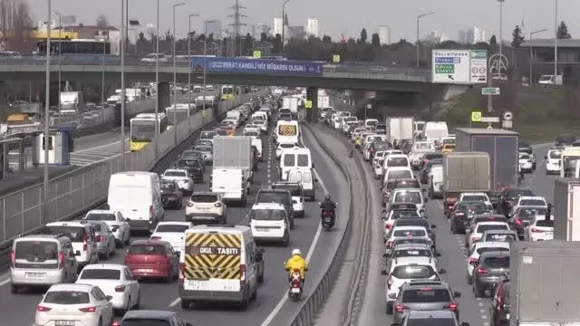 Sokağa çıkma kısıtlaması öncesinde trafik yoğunluğu (3) Sokağa çıkma kısıtlaması öncesinde trafik yoğunluğu (3)