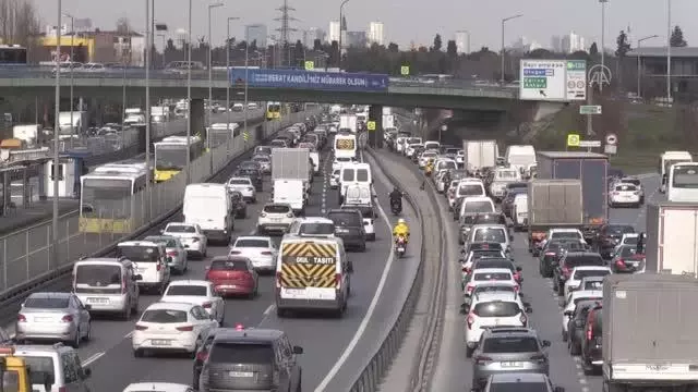 Sokağa çıkma kısıtlaması öncesinde trafik yoğunluğu (3) Sokağa çıkma kısıtlaması öncesinde trafik yoğunluğu (3)