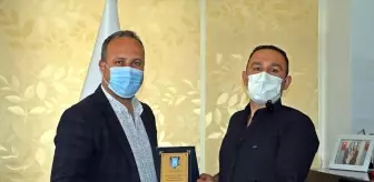 Necip Fazıl Kısakürek: Sokak ortasında dayak yiyen kadını kurtaran kahraman şoföre plaket Necip Fazıl Kısakürek: Sokak ortasında dayak yiyen kadını kurtaran kahraman şoföre plaket