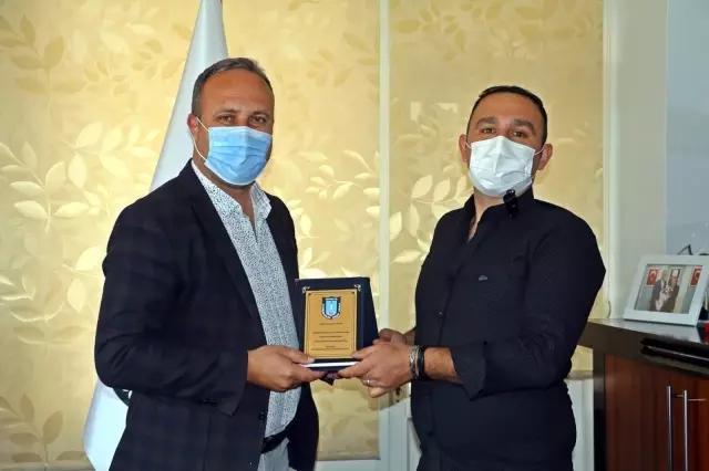 Sokak ortasında dayak yiyen kadını kurtaran kahraman şoföre plaket Sokak ortasında dayak yiyen kadını kurtaran kahraman şoföre plaket