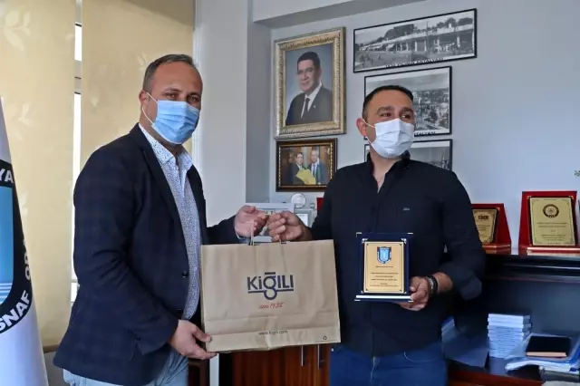 Sokak ortasında dayak yiyen kadını kurtaran kahraman şoföre plaket Sokak ortasında dayak yiyen kadını kurtaran kahraman şoföre plaket