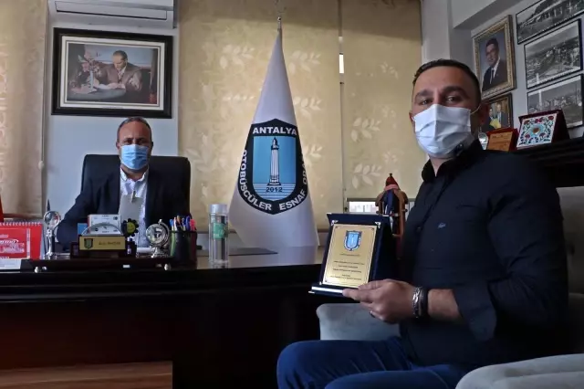 Sokak ortasında dayak yiyen kadını kurtaran kahraman şoföre plaket Sokak ortasında dayak yiyen kadını kurtaran kahraman şoföre plaket