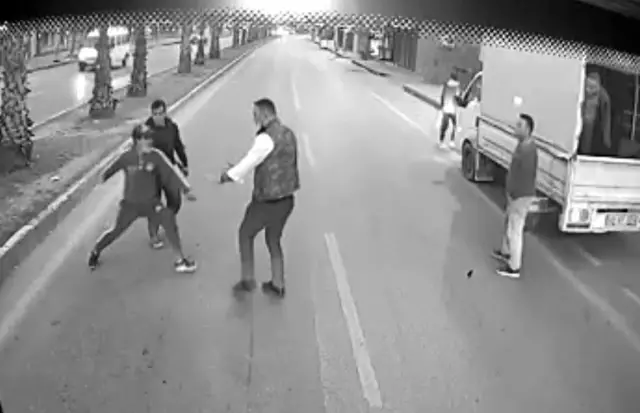 Sokak ortasında dayak yiyen kadını kurtaran kahraman şoföre plaket Sokak ortasında dayak yiyen kadını kurtaran kahraman şoföre plaket