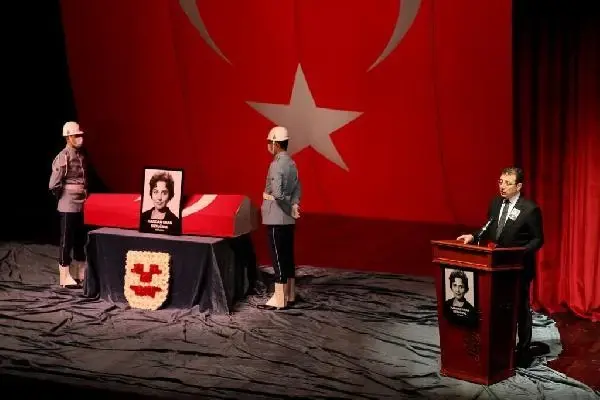 TİYATRO SANATÇISI HANDAN ERTUĞRUL İÇİN HARBİYE MUHSİN ERTUĞRUL SAHNESİ'NDE TÖREN DÜZENLENDİ TİYATRO SANATÇISI HANDAN ERTUĞRUL İÇİN HARBİYE MUHSİN ERTUĞRUL SAHNESİ'NDE TÖREN DÜZENLENDİ