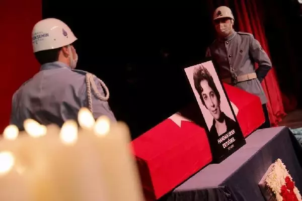 TİYATRO SANATÇISI HANDAN ERTUĞRUL İÇİN HARBİYE MUHSİN ERTUĞRUL SAHNESİ'NDE TÖREN DÜZENLENDİ TİYATRO SANATÇISI HANDAN ERTUĞRUL İÇİN HARBİYE MUHSİN ERTUĞRUL SAHNESİ'NDE TÖREN DÜZENLENDİ