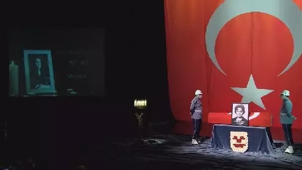 TİYATRO SANATÇISI HANDAN ERTUĞRUL İÇİN HARBİYE MUHSİN ERTUĞRUL SAHNESİ'NDE TÖREN DÜZENLENDİ TİYATRO SANATÇISI HANDAN ERTUĞRUL İÇİN HARBİYE MUHSİN ERTUĞRUL SAHNESİ'NDE TÖREN DÜZENLENDİ
