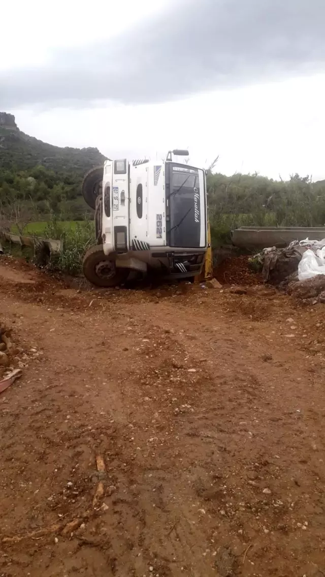 Toprak yüklü kamyon yoldan çıkıp devrildi Toprak yüklü kamyon yoldan çıkıp devrildi