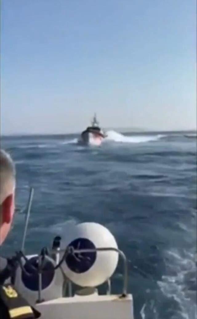 Türk Sahil Güvenlik Botu, mültecileri ölüme terk eden Yunan botuna böyle müdahale etti Türk Sahil Güvenlik Botu, mültecileri ölüme terk eden Yunan botuna böyle müdahale etti