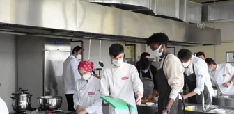 Uluslararası öğrenciler özlem duydukları 'anne yemekleri' için arkadaşlarıyla mutfağa girdi