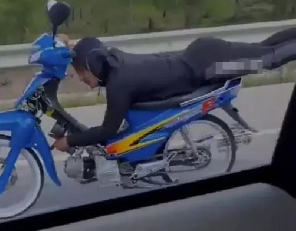 MUĞLA Üzerine uzandığı motosikleti tek eliyle kullanan sürücü yürekleri ağza getirdi MUĞLA Üzerine uzandığı motosikleti tek eliyle kullanan sürücü yürekleri ağza getirdi
