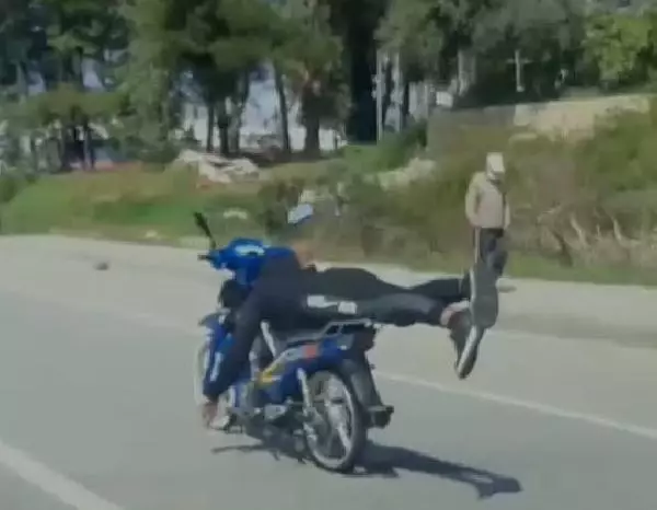 MUĞLA Üzerine uzandığı motosikleti tek eliyle kullanan sürücü yürekleri ağza getirdi MUĞLA Üzerine uzandığı motosikleti tek eliyle kullanan sürücü yürekleri ağza getirdi