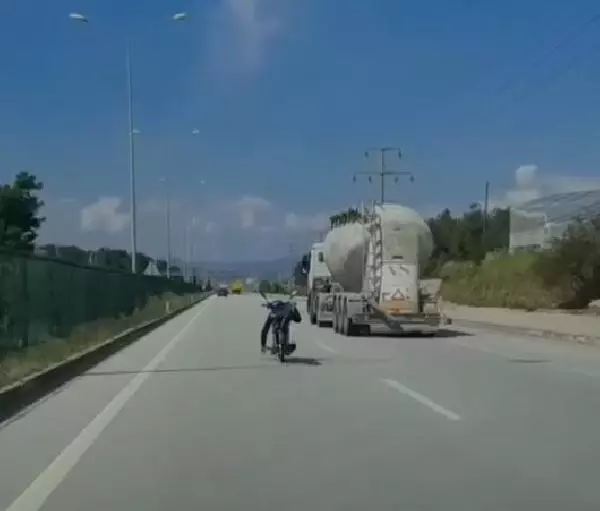 MUĞLA Üzerine uzandığı motosikleti tek eliyle kullanan sürücü yürekleri ağza getirdi MUĞLA Üzerine uzandığı motosikleti tek eliyle kullanan sürücü yürekleri ağza getirdi