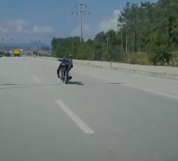 MUĞLA Üzerine uzandığı motosikleti tek eliyle kullanan sürücü yürekleri ağza getirdi MUĞLA Üzerine uzandığı motosikleti tek eliyle kullanan sürücü yürekleri ağza getirdi