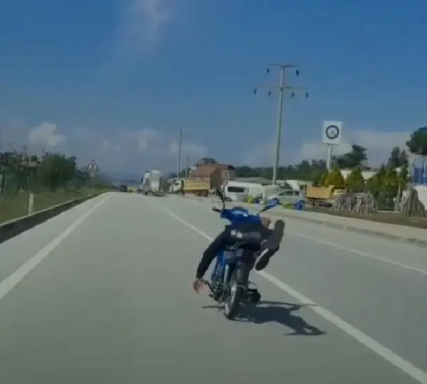 MUĞLA Üzerine uzandığı motosikleti tek eliyle kullanan sürücü yürekleri ağza getirdi MUĞLA Üzerine uzandığı motosikleti tek eliyle kullanan sürücü yürekleri ağza getirdi