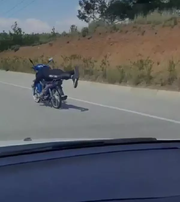 MUĞLA Üzerine uzandığı motosikleti tek eliyle kullanan sürücü yürekleri ağza getirdi MUĞLA Üzerine uzandığı motosikleti tek eliyle kullanan sürücü yürekleri ağza getirdi