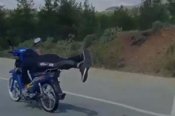 MUĞLA Üzerine uzandığı motosikleti tek eliyle kullanan sürücü yürekleri ağza getirdi MUĞLA Üzerine uzandığı motosikleti tek eliyle kullanan sürücü yürekleri ağza getirdi