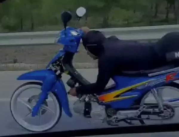 MUĞLA Üzerine uzandığı motosikleti tek eliyle kullanan sürücü yürekleri ağza getirdi MUĞLA Üzerine uzandığı motosikleti tek eliyle kullanan sürücü yürekleri ağza getirdi