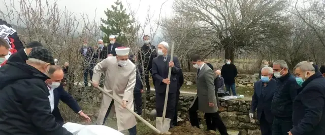 Vali Yardımcısı Erten'in babası Avni Erten toprağa verildi Vali Yardımcısı Erten'in babası Avni Erten toprağa verildi