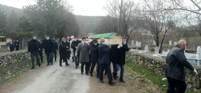 Vali Yardımcısı Erten'in babası Avni Erten toprağa verildi Vali Yardımcısı Erten'in babası Avni Erten toprağa verildi