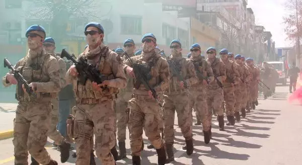 Son dakika haberi | Van'ın 103'üncü kurtuluş yılında, alkış alan polis ve jandarma korteji Son dakika haberi | Van'ın 103'üncü kurtuluş yılında, alkış alan polis ve jandarma korteji