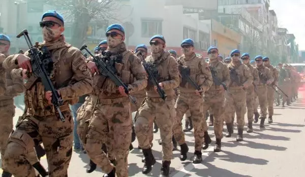 Son dakika haberi | Van'ın 103'üncü kurtuluş yılında, alkış alan polis ve jandarma korteji Son dakika haberi | Van'ın 103'üncü kurtuluş yılında, alkış alan polis ve jandarma korteji