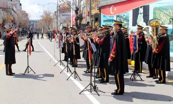 Son dakika haberi | Van'ın 103'üncü kurtuluş yılında, alkış alan polis ve jandarma korteji Son dakika haberi | Van'ın 103'üncü kurtuluş yılında, alkış alan polis ve jandarma korteji