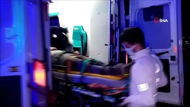Yanlışlıkla otoyol inşaatına giren araç kum öbeğine çarparak taklalar attı: 2 yaralı Yanlışlıkla otoyol inşaatına giren araç kum öbeğine çarparak taklalar attı: 2 yaralı
