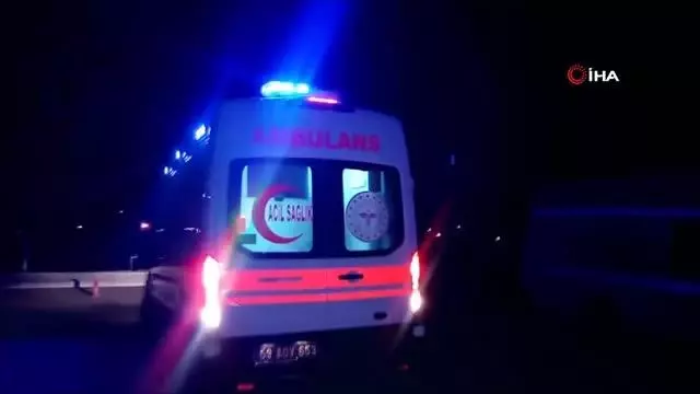 Yanlışlıkla otoyol inşaatına giren araç kum öbeğine çarparak taklalar attı: 2 yaralı Yanlışlıkla otoyol inşaatına giren araç kum öbeğine çarparak taklalar attı: 2 yaralı