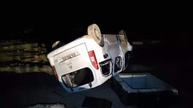 Yanlışlıkla otoyol inşaatına giren araç kum öbeğine çarparak taklalar attı: 2 yaralı Yanlışlıkla otoyol inşaatına giren araç kum öbeğine çarparak taklalar attı: 2 yaralı
