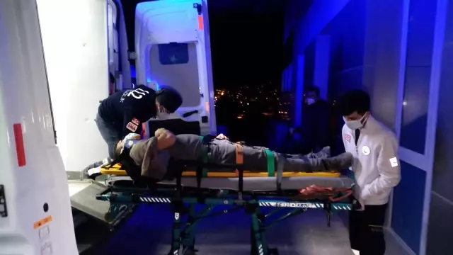 Yanlışlıkla otoyol inşaatına giren araç kum öbeğine çarparak taklalar attı: 2 yaralı Yanlışlıkla otoyol inşaatına giren araç kum öbeğine çarparak taklalar attı: 2 yaralı