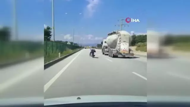 Yatarak tek elle motosiklet kullandı, kazaya davetiye çıkardı Yatarak tek elle motosiklet kullandı, kazaya davetiye çıkardı