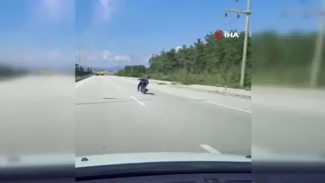 Yatarak tek elle motosiklet kullandı, kazaya davetiye çıkardı Yatarak tek elle motosiklet kullandı, kazaya davetiye çıkardı