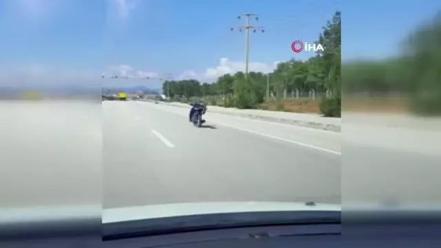 Yatarak tek elle motosiklet kullandı, kazaya davetiye çıkardı Yatarak tek elle motosiklet kullandı, kazaya davetiye çıkardı