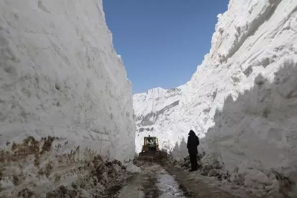 HAKKARİ Yüksekova'da nisanda 7 metre karla mücadele