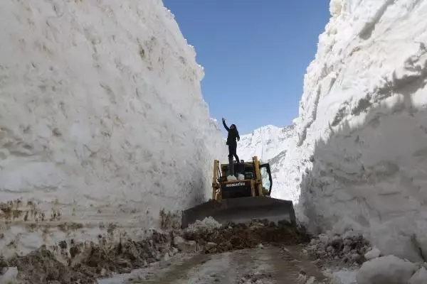 HAKKARİ Yüksekova'da nisanda 7 metre karla mücadele