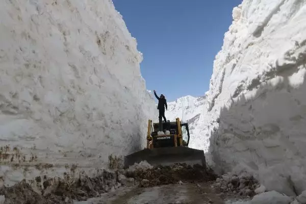 HAKKARİ Yüksekova'da nisanda 7 metre karla mücadele