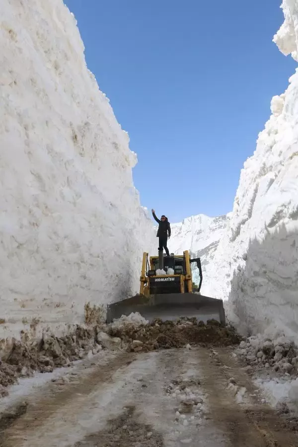 HAKKARİ Yüksekova'da nisanda 7 metre karla mücadele