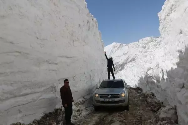HAKKARİ Yüksekova'da nisanda 7 metre karla mücadele