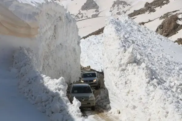 HAKKARİ Yüksekova'da nisanda 7 metre karla mücadele