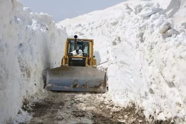 HAKKARİ Yüksekova'da nisanda 7 metre karla mücadele