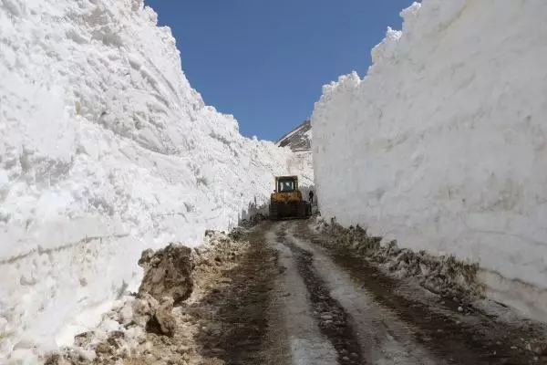 HAKKARİ Yüksekova'da nisanda 7 metre karla mücadele