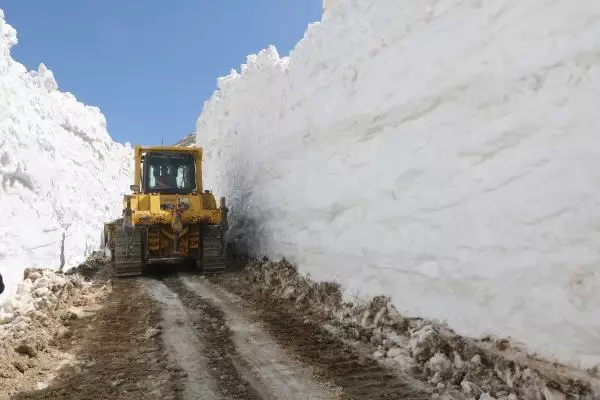 HAKKARİ Yüksekova'da nisanda 7 metre karla mücadele
