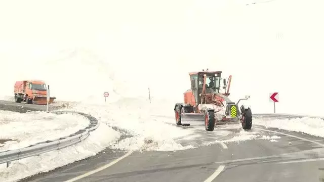 2 bin 885 rakımlı Palandöken Geçidi'nde nisanda yoğun karla mücadele çalışması yapıldı 2 bin 885 rakımlı Palandöken Geçidi'nde nisanda yoğun karla mücadele çalışması yapıldı