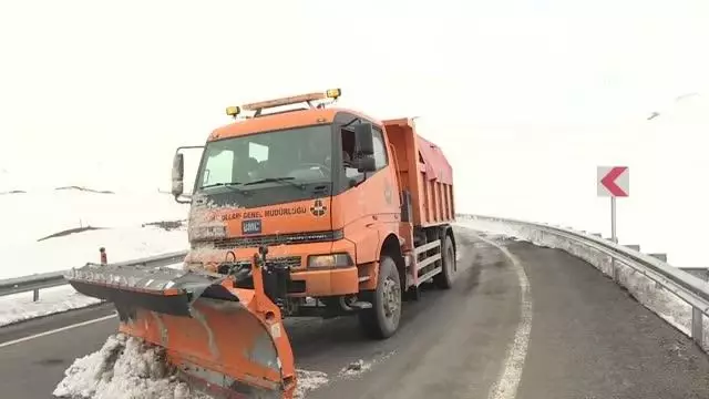 2 bin 885 rakımlı Palandöken Geçidi'nde nisanda yoğun karla mücadele çalışması yapıldı 2 bin 885 rakımlı Palandöken Geçidi'nde nisanda yoğun karla mücadele çalışması yapıldı