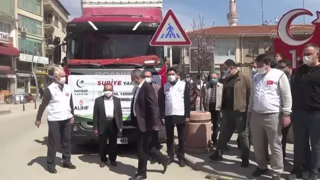 AFYONKARAHİSAR - Suriye'deki yetimler için toplanan temel ihtiyaç malzemeleri tırlarla gönderildi AFYONKARAHİSAR - Suriye'deki yetimler için toplanan temel ihtiyaç malzemeleri tırlarla gönderildi