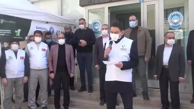 AFYONKARAHİSAR - Suriye'deki yetimler için toplanan temel ihtiyaç malzemeleri tırlarla gönderildi AFYONKARAHİSAR - Suriye'deki yetimler için toplanan temel ihtiyaç malzemeleri tırlarla gönderildi