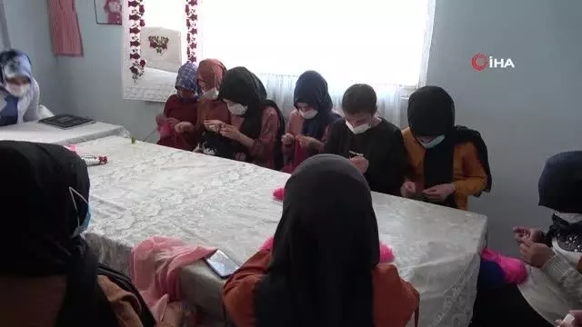 Ağrı'da 'Geleneksel El Sanatları' kursu gelinlik kızların çeyiz kapısı oldu Ağrı'da 'Geleneksel El Sanatları' kursu gelinlik kızların çeyiz kapısı oldu